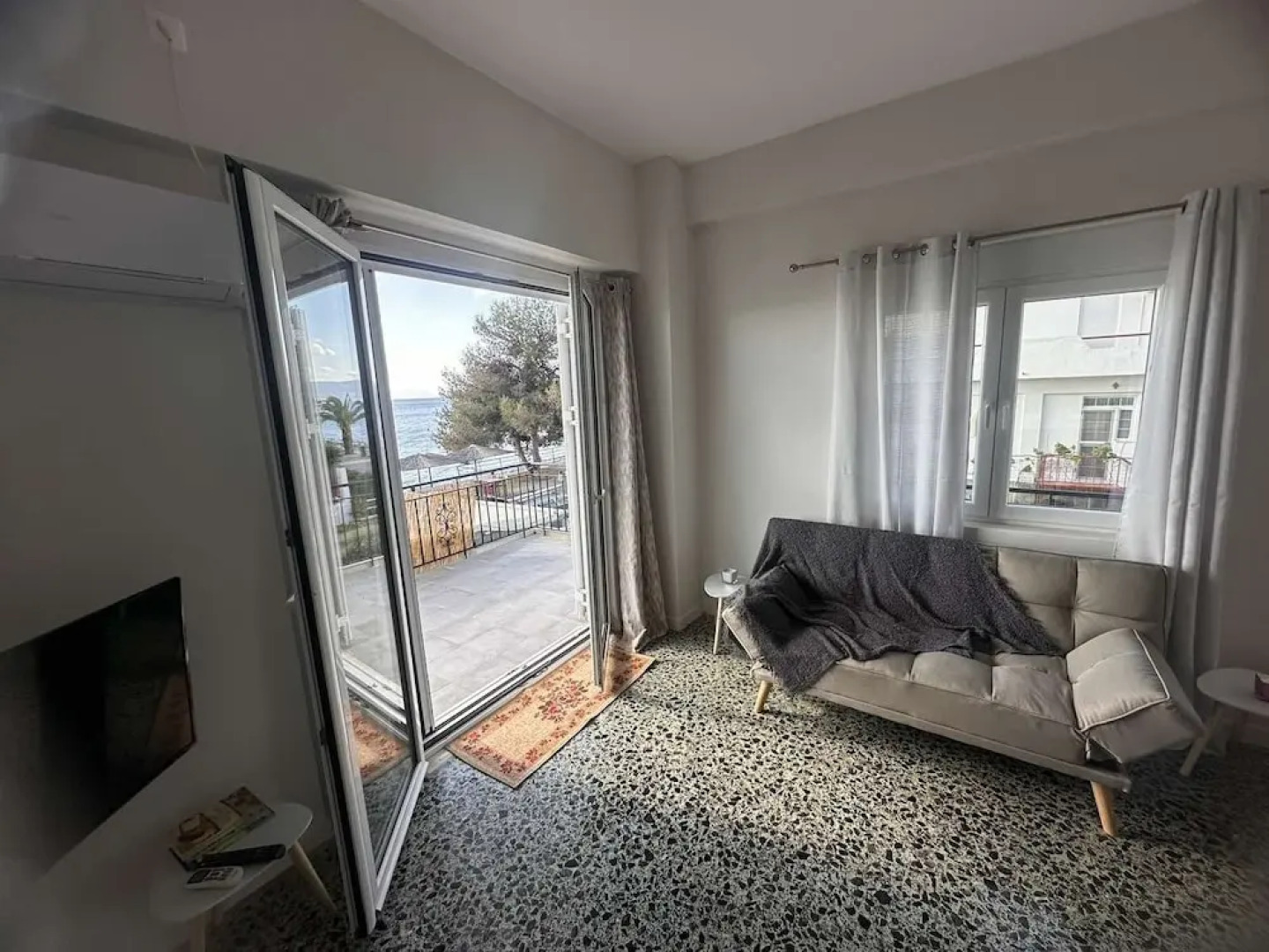 Agioi Theodoroi Beach view Modern Apt