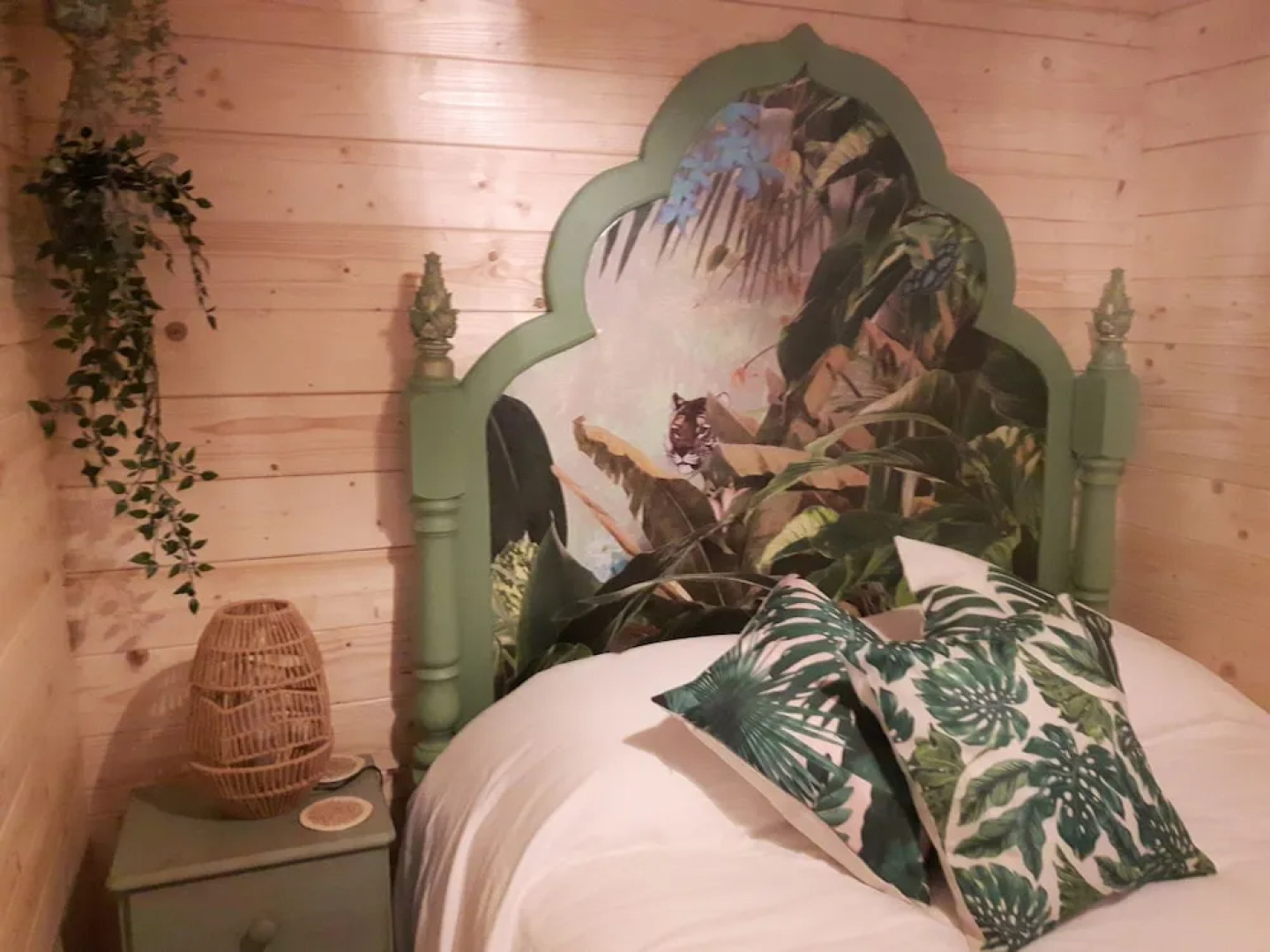 Cabin set in a Beautiful Romantic Tropical Garden