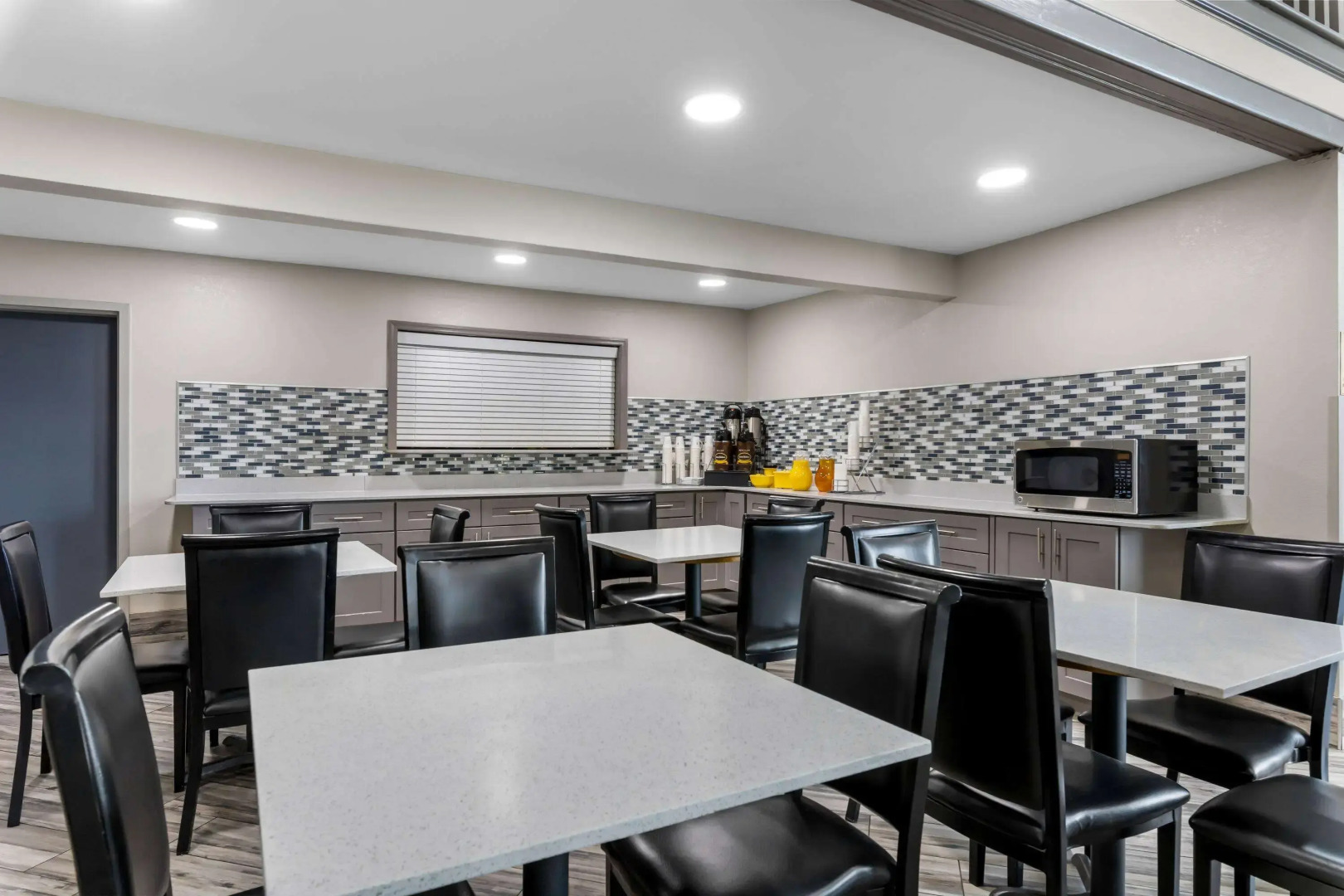 Super 8 by Wyndham Dickson