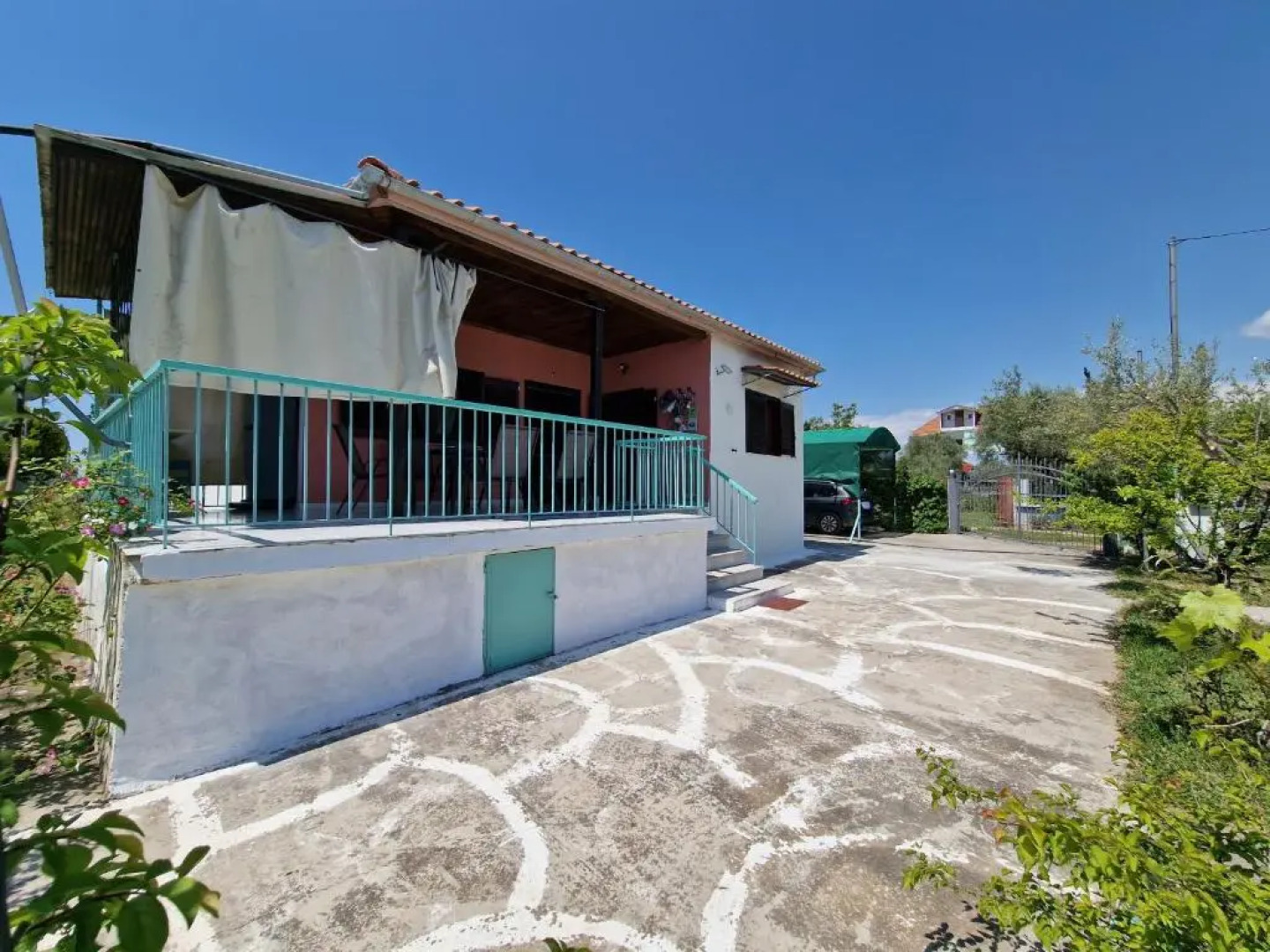 Cheerful 2 bedrooms home near the beach with parking and garden
