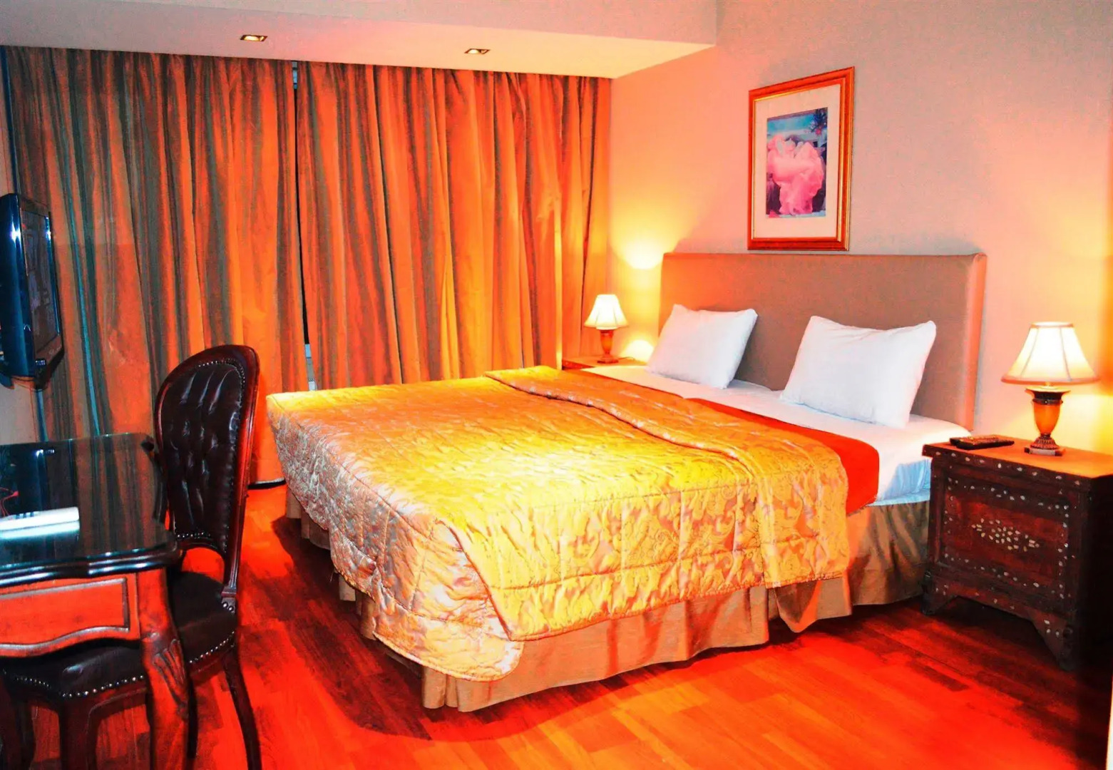 Gondola Hotel and Suites