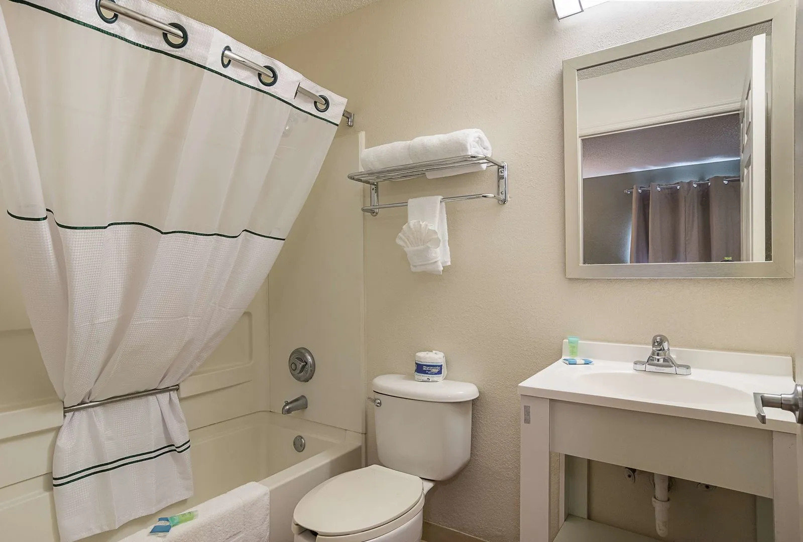 HomeTowne Studios by Red Roof Orlando - Casselberry