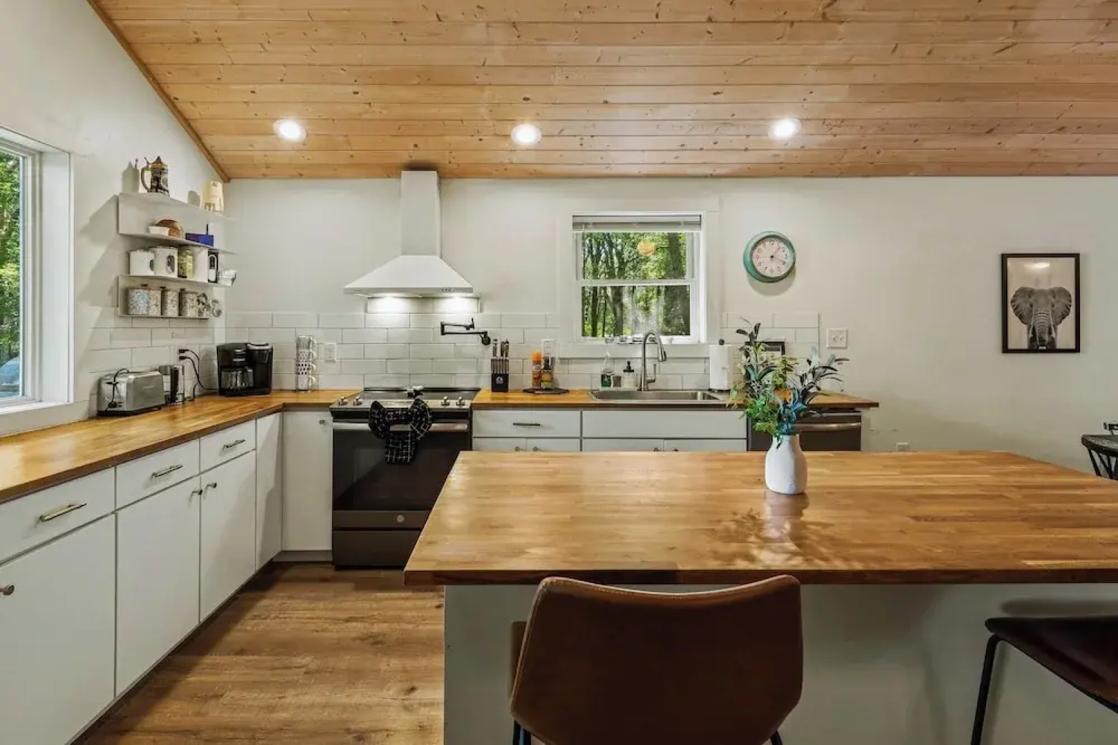 Lake Daze by Avantstay Lakefront w/ Modern Interior, Enclosed Porch & Hot Tub