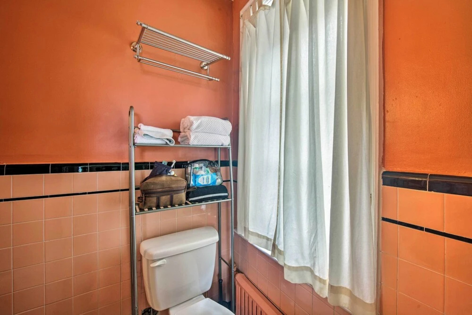 Walk to Shops, Dining & City Park: Reading Apt