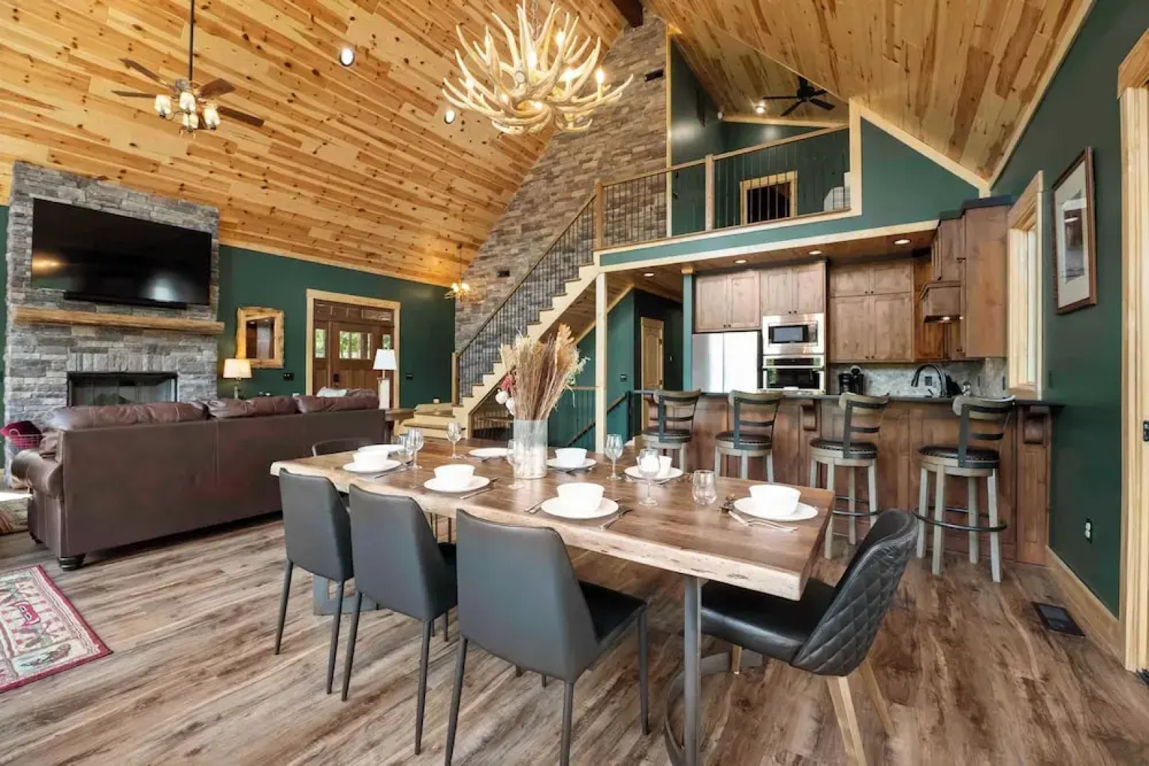 Black Bear & Blue Heron by Avantstay 2 Lakefront Homes, Sleeps 43 Pool, Dock, Theater