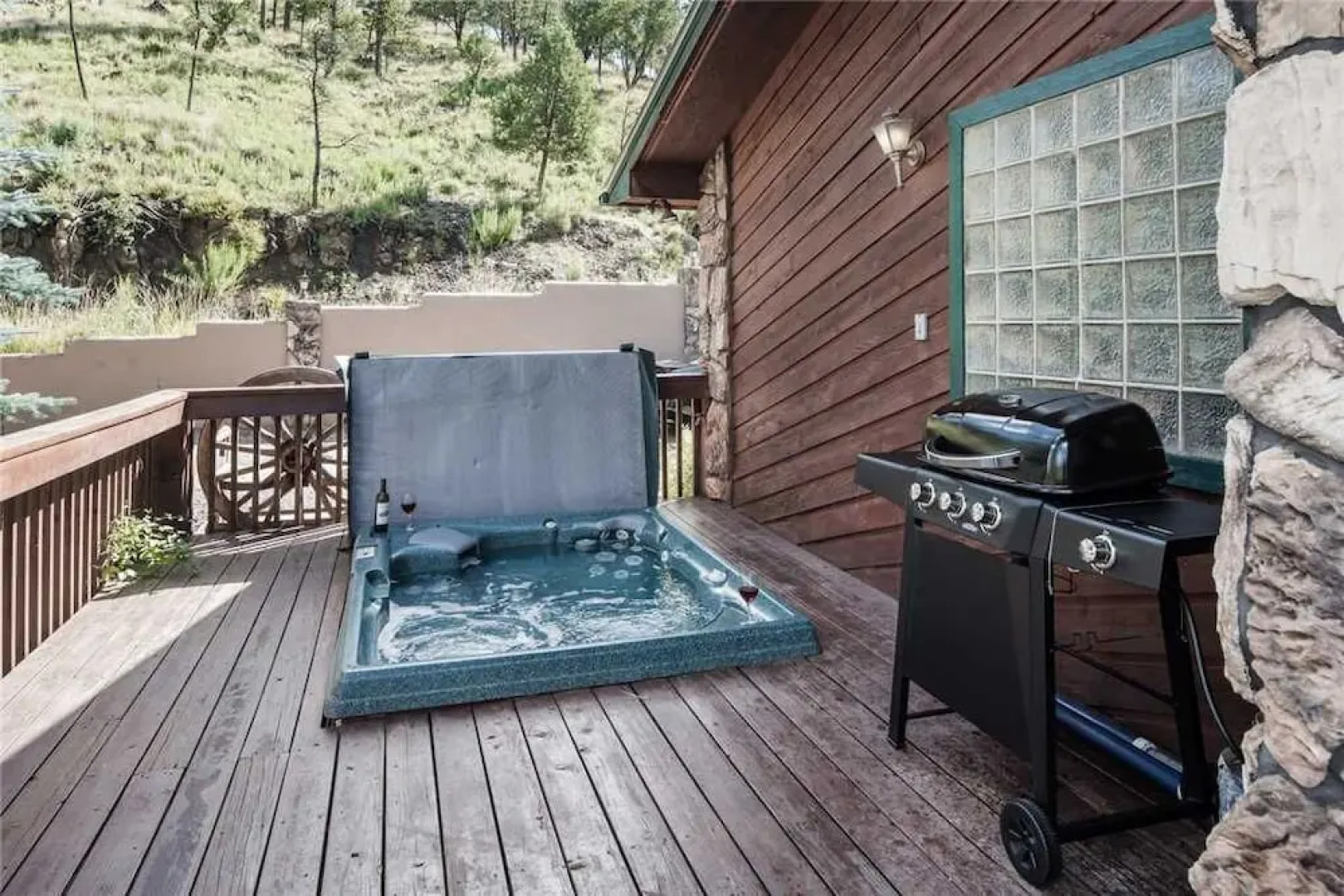 A River Runs Through It - Three Bedroom Cabin with Hot Tub