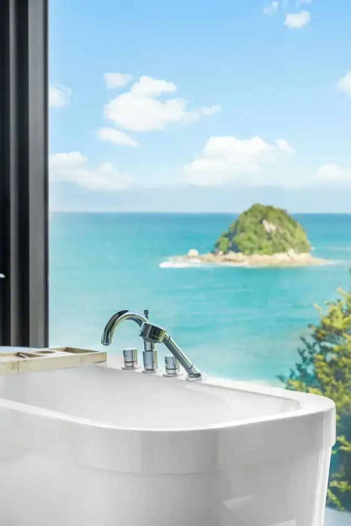 Oceanview Penthouse Suite & Beach Access