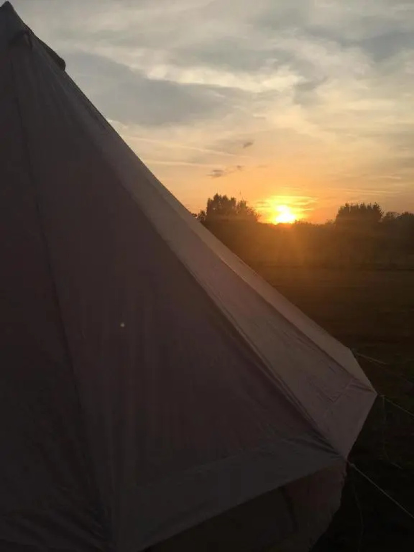 Hopgarden Glamping - Luxury 6m bell tent