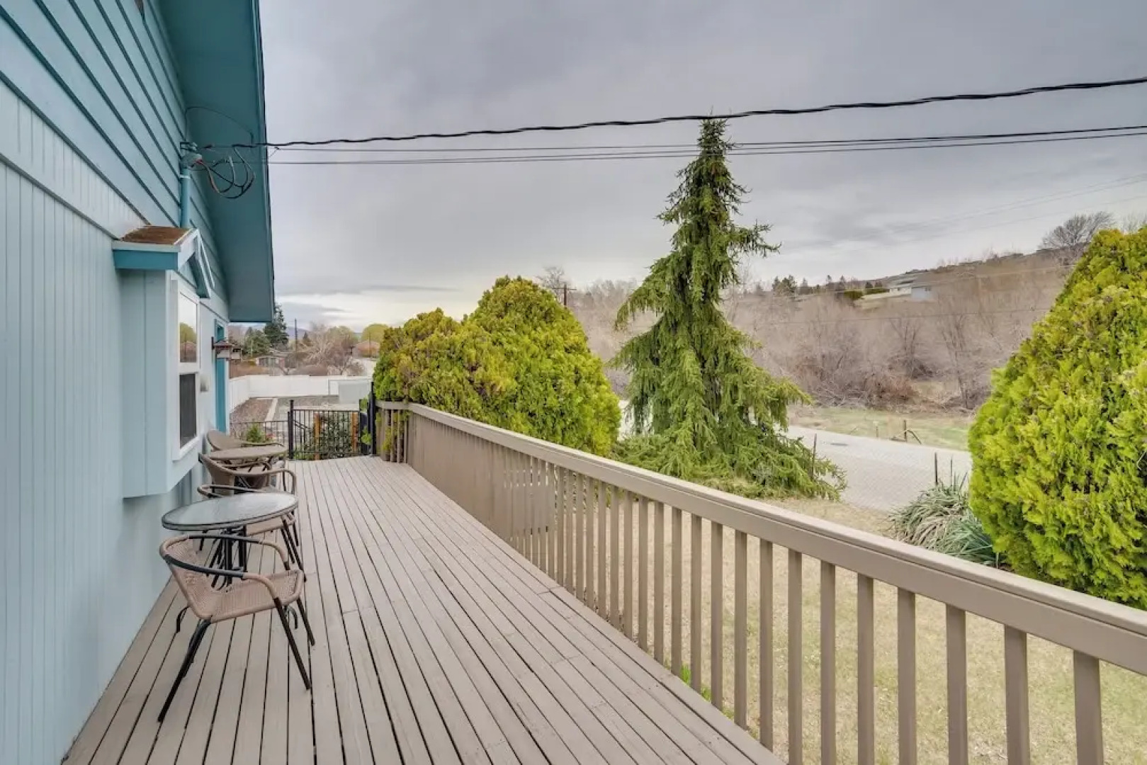 East Wenatchee Home w/ Yard & Hot Tub!