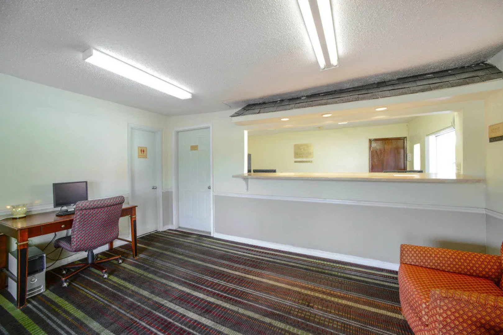 Econo Lodge Inn & Suites