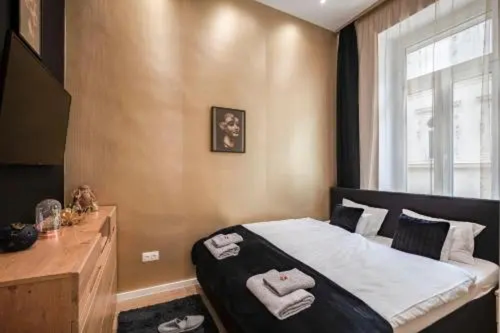 Premium Art Deco Apartment at Broadway // 4bdr & 3br