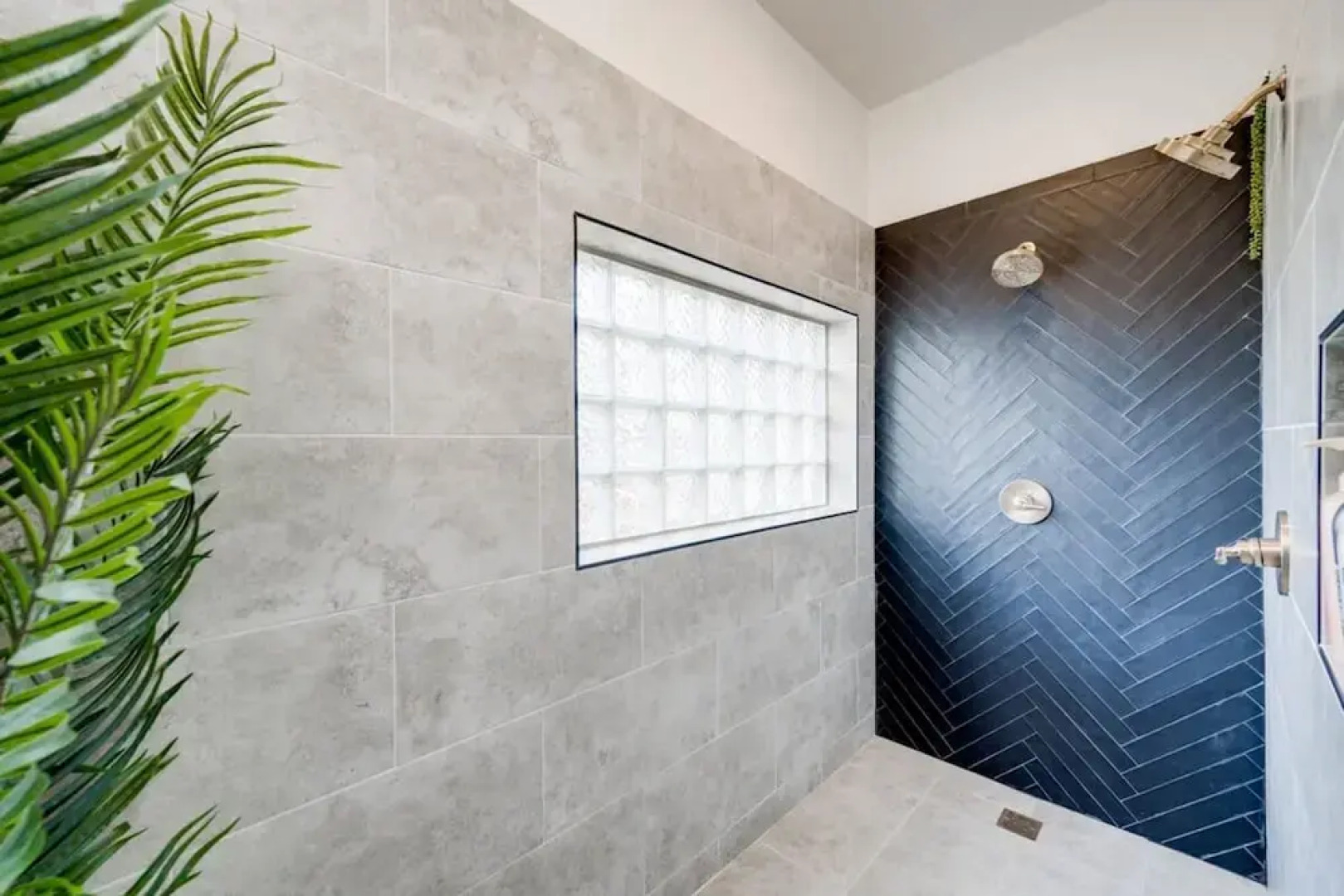 5 2 two Kings hot tub Firepit 16min to Wine Trail Nearby Pickleball Courts Pool