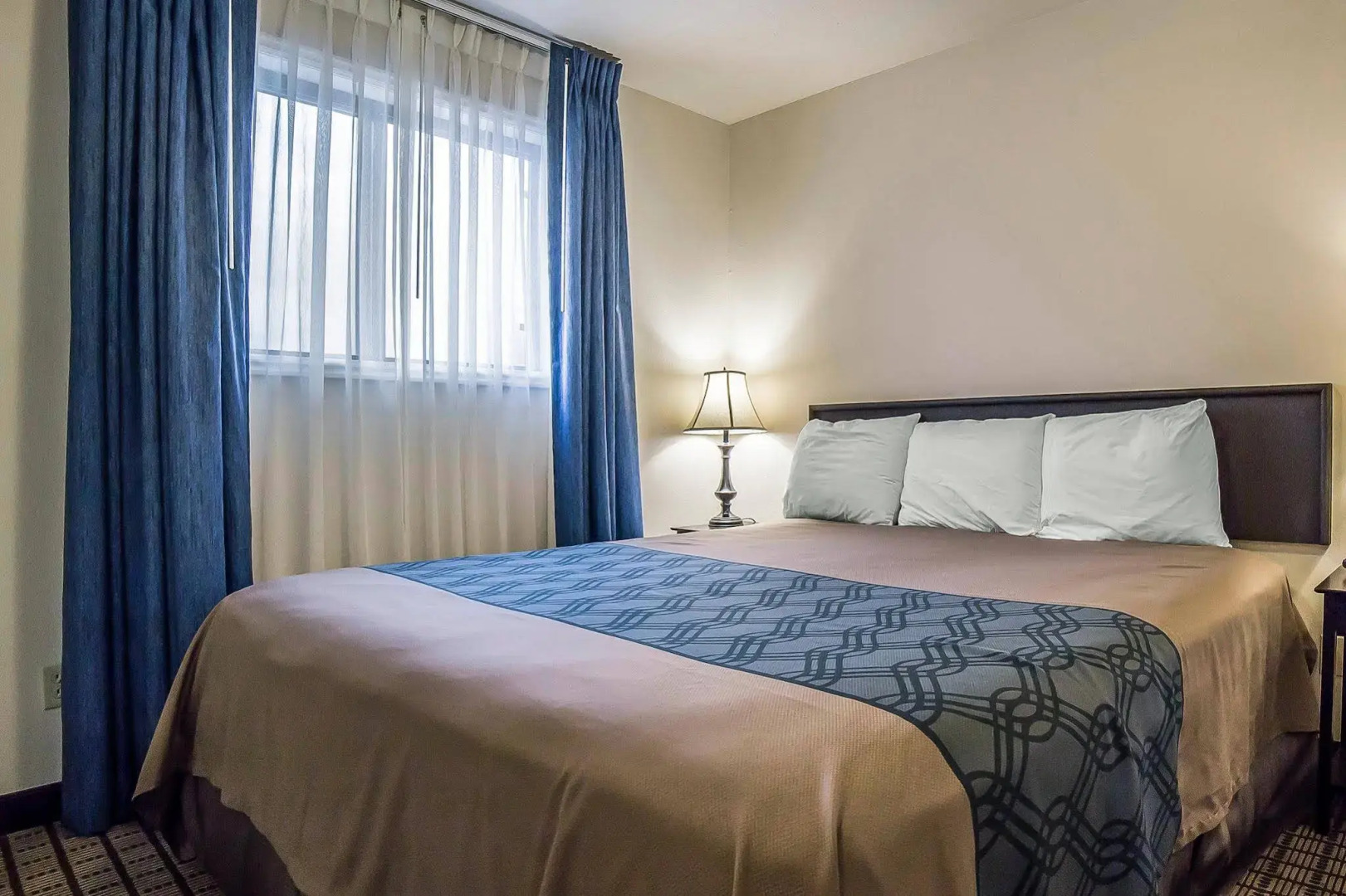 Econo Lodge Inn & Suites