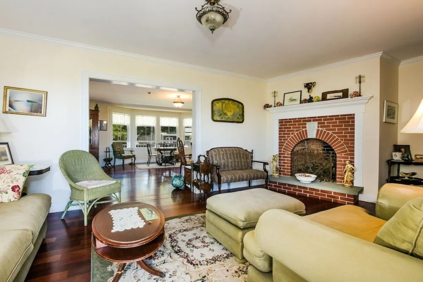 Payne's Harbor View Inn