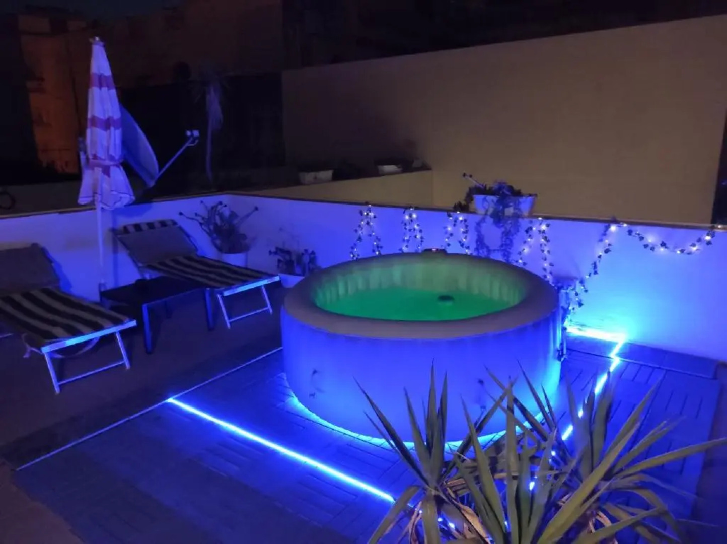 Studio apartment with private terrace, Jacuzzi & views