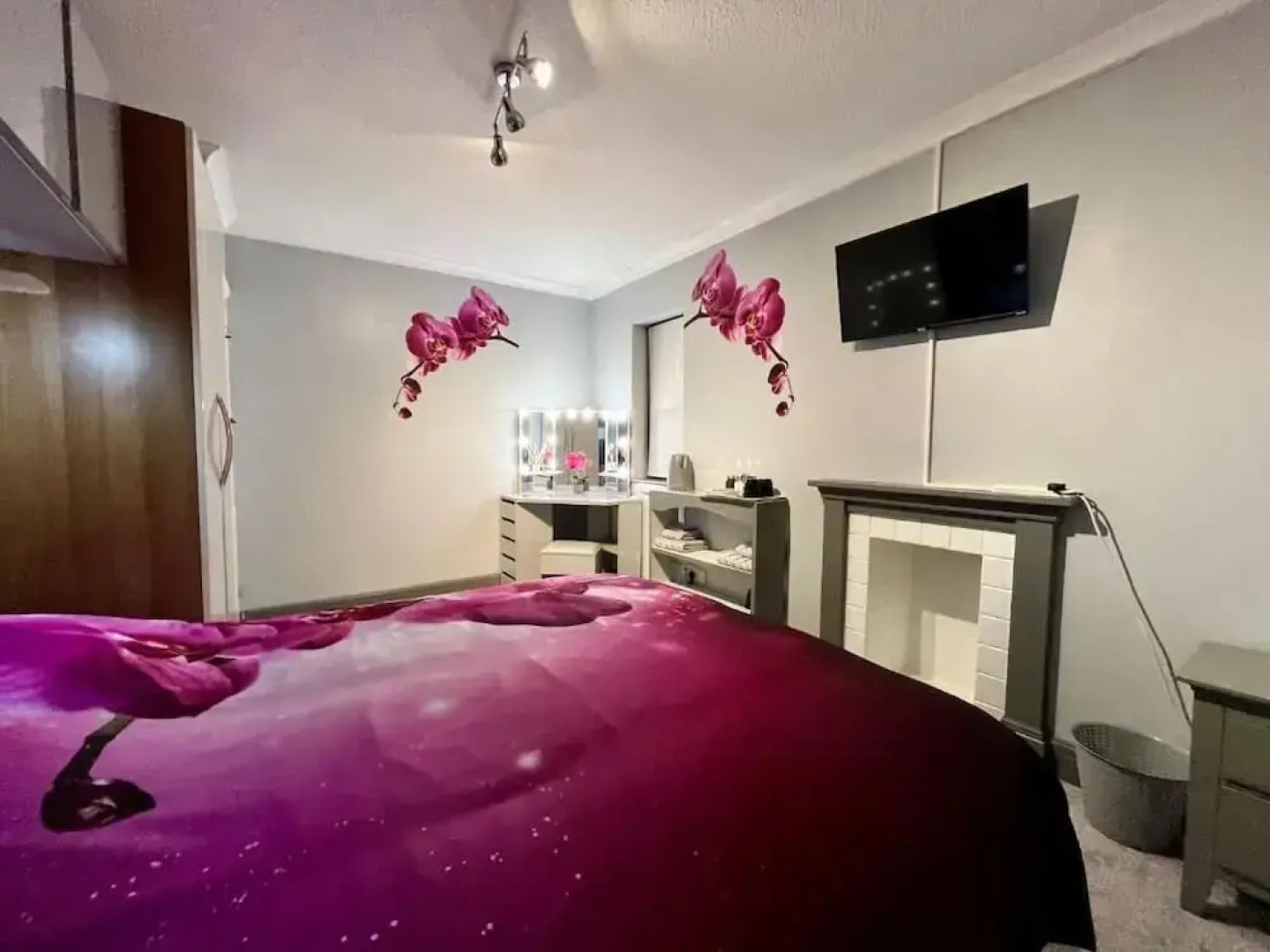 WILLOW RIDGE - a large country house with 3 rental rooms