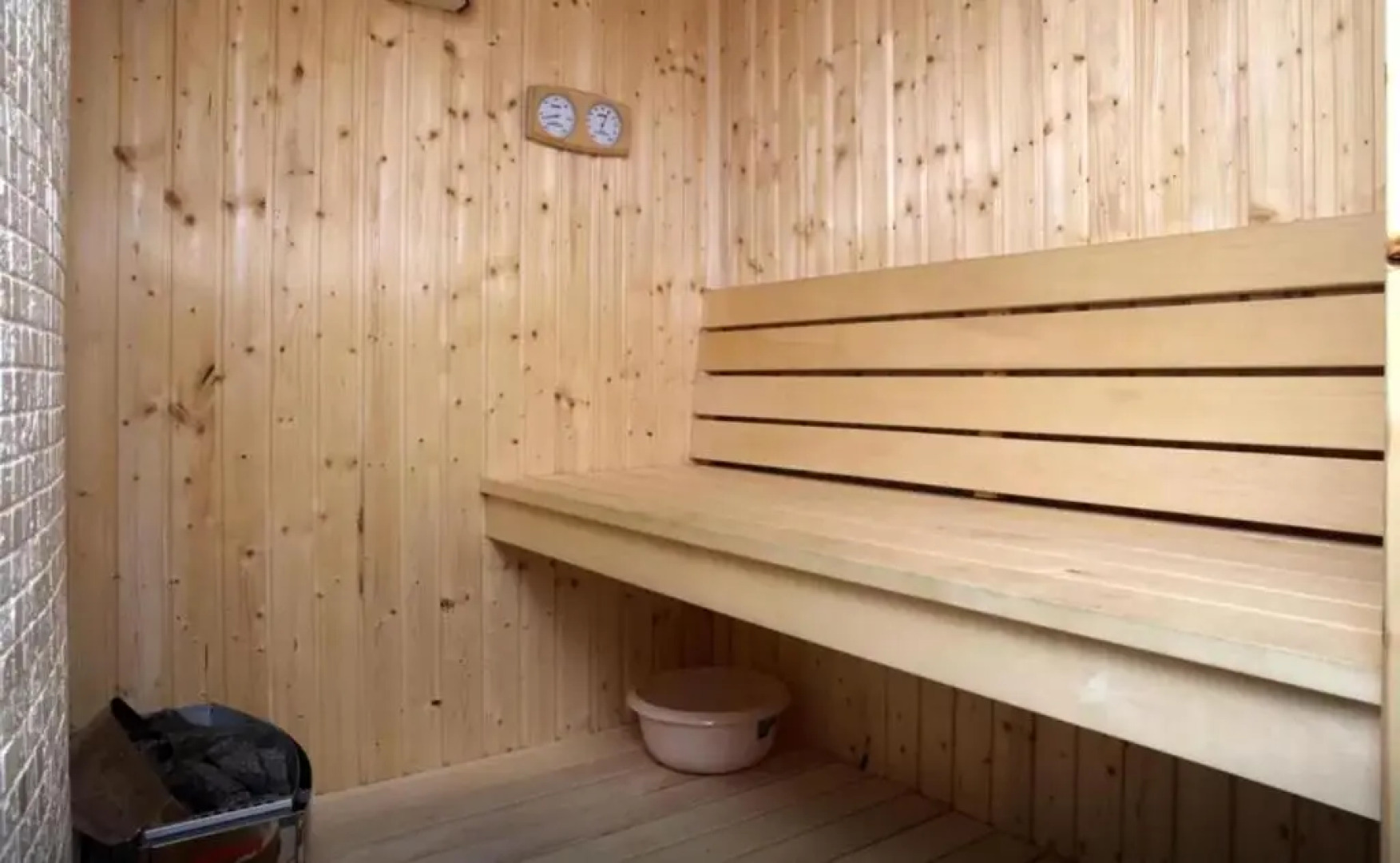 Clamshell Land - Royal Mile