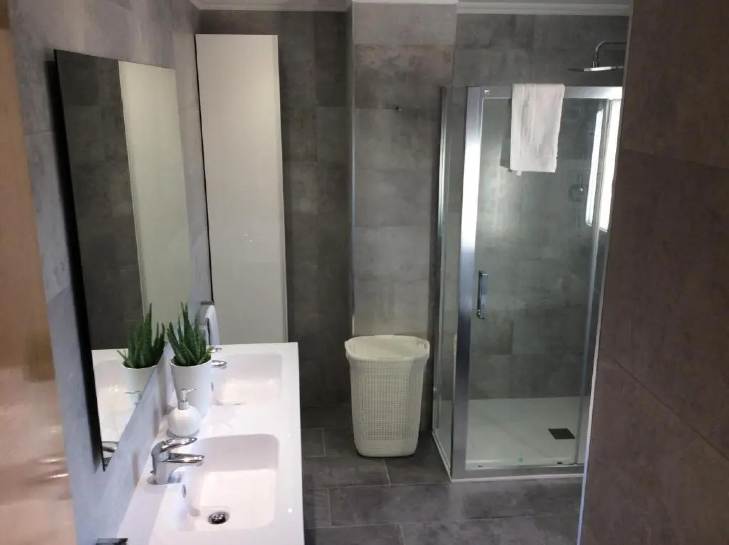 LAS LAGUNAS chalet adosado para máx 10, no recomendable para grupos de jóvenes