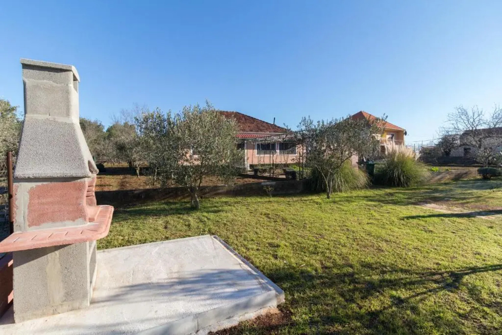 House Jasmin large garden, near Nin