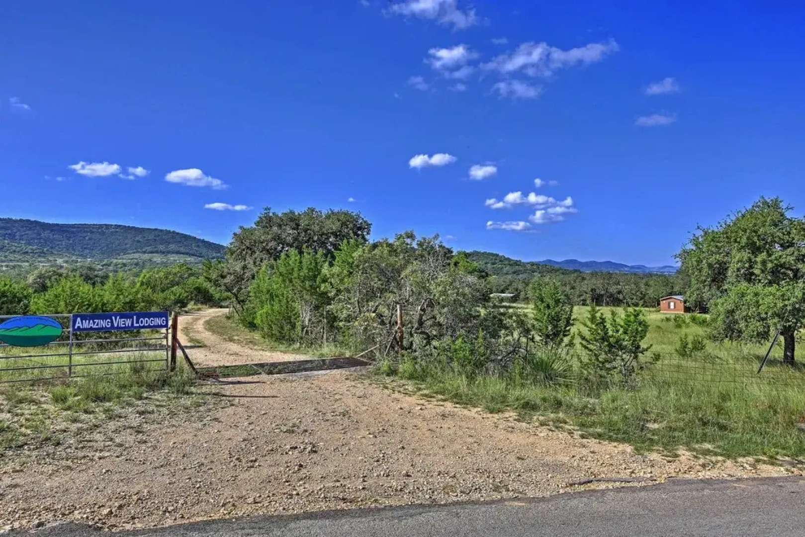 Quiet Utopia Cabin w/ Deck & Mountain Views!