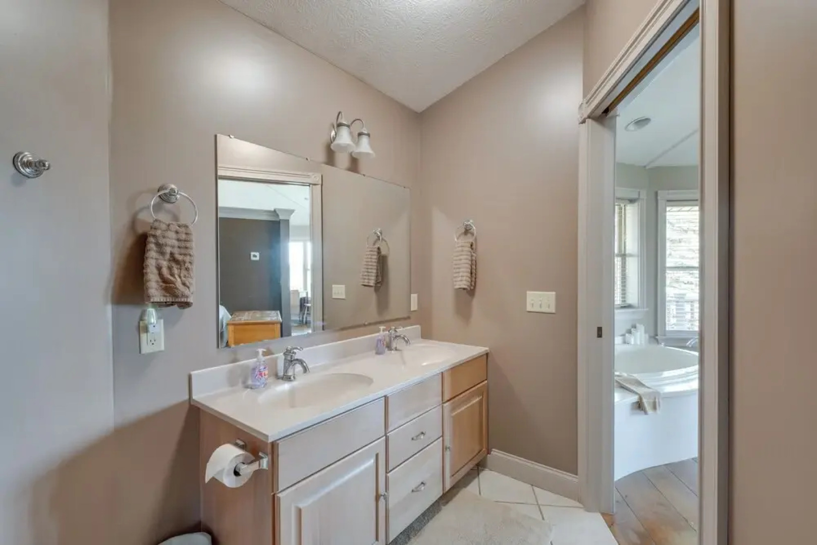 Panoramic Views: Hillside Millersburg Studio