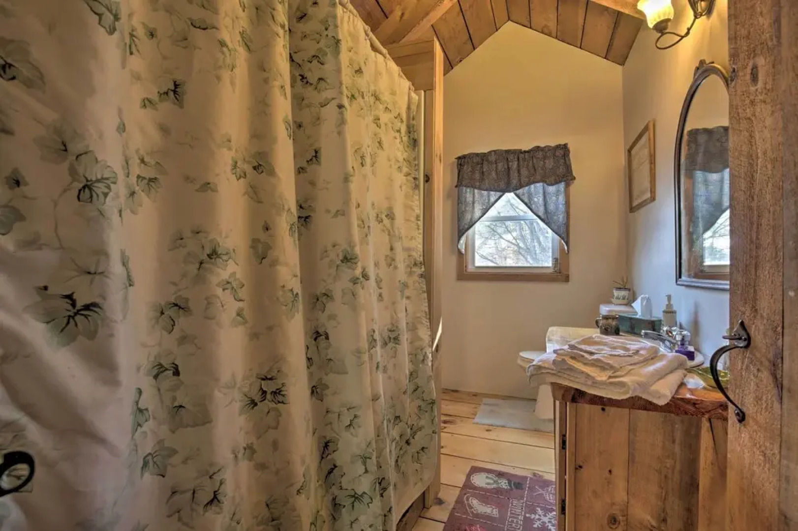 Cabin: Private Hot Tub, Walk to Pats Peak Ski Area