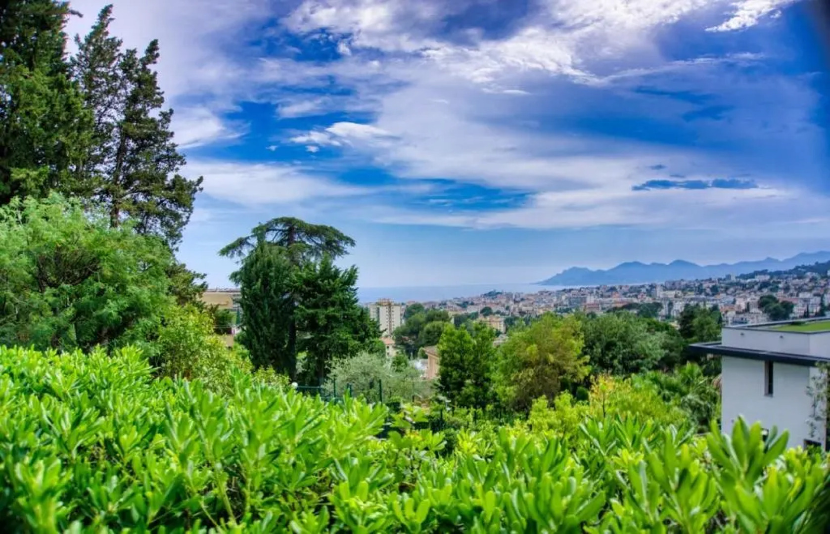 Beautiful apartment with charming garden and sea view