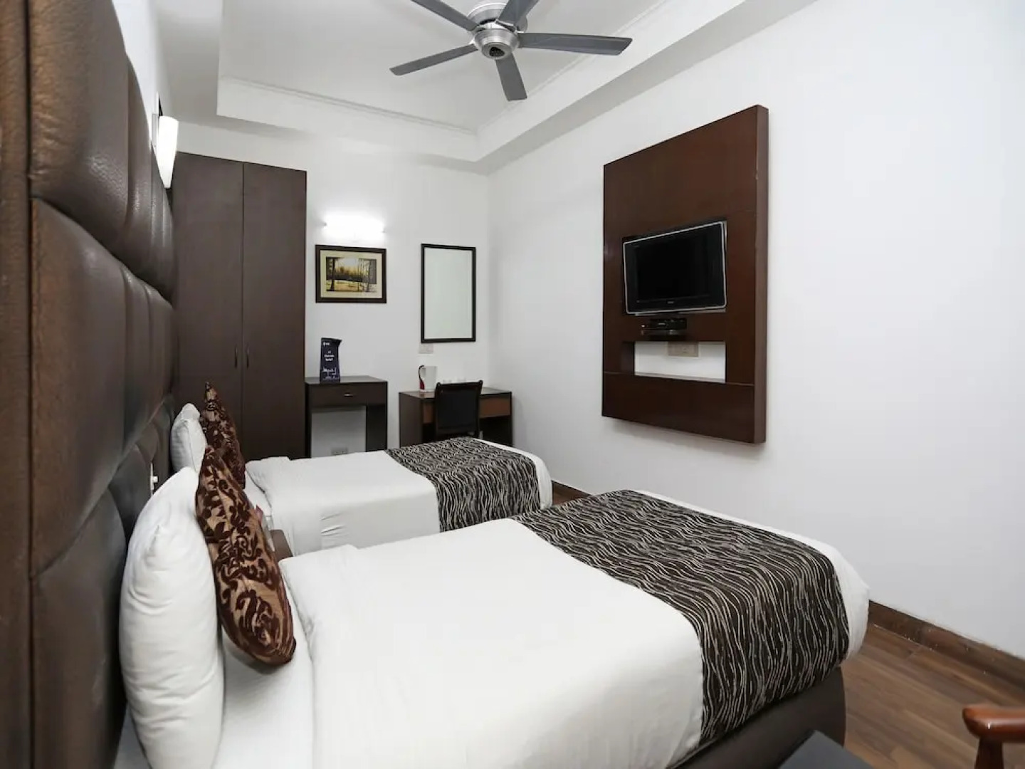 OYO Premium Jasola Apollo