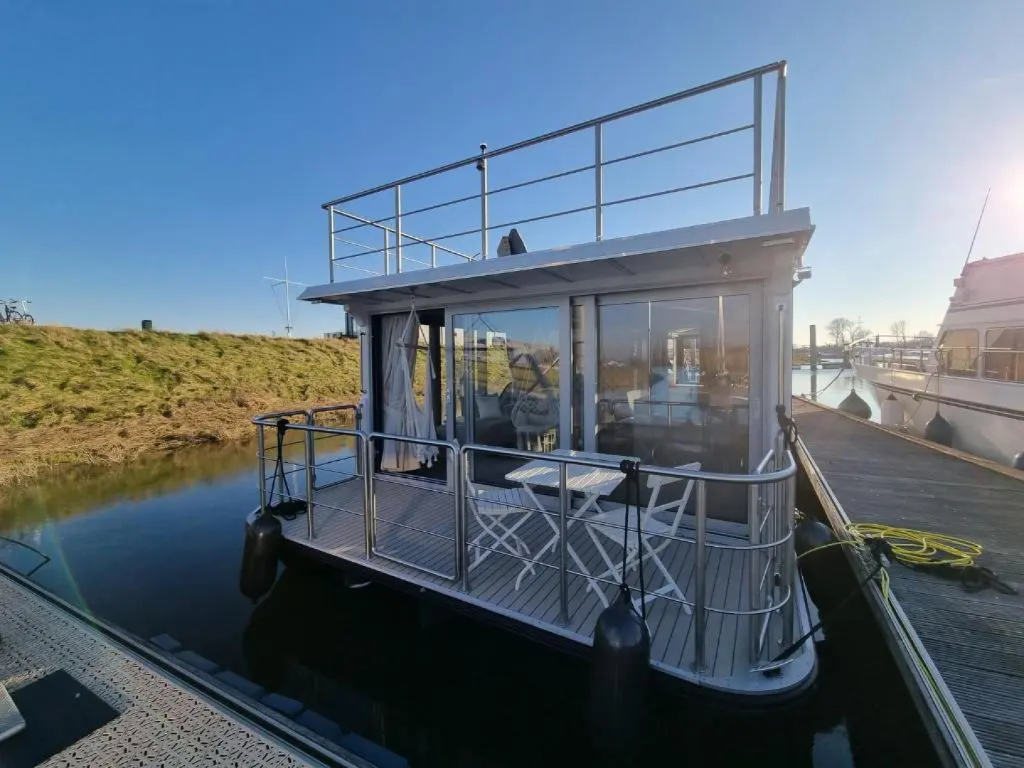 Luxe huisboot met 6 slaapplaatsen en airco in Limburg