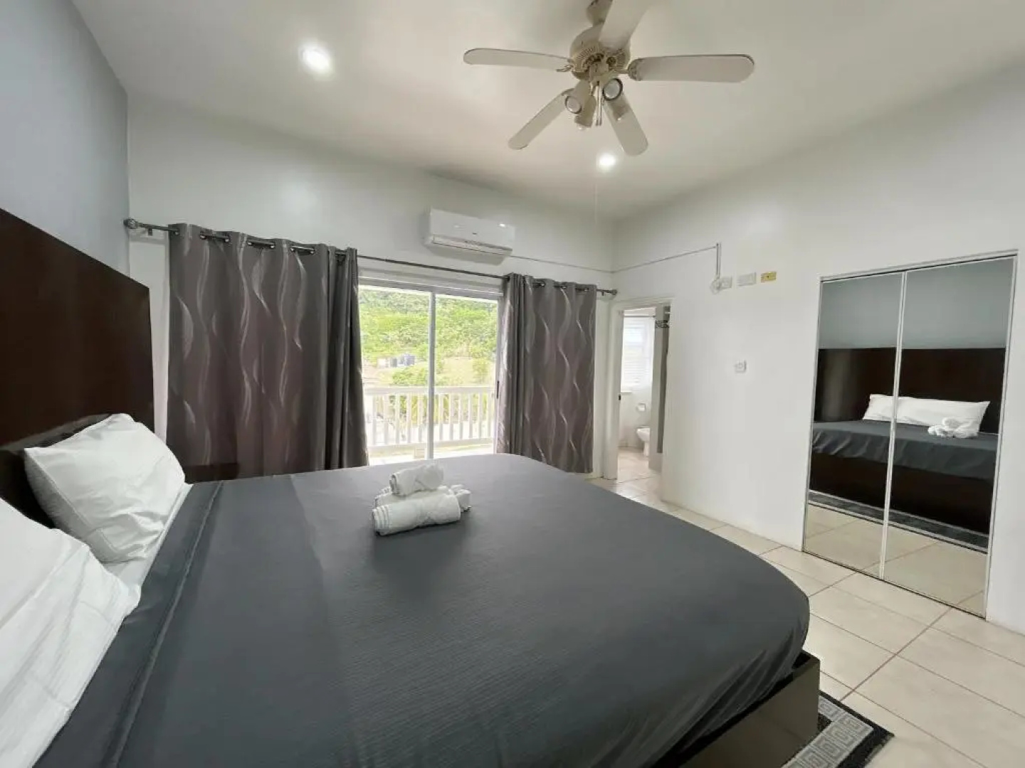 Luxury 5BD Villa - Massive Pool & Outdoor Vibe