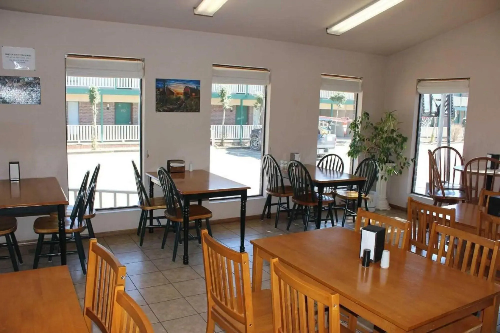 Oak Hill Inn & Suites