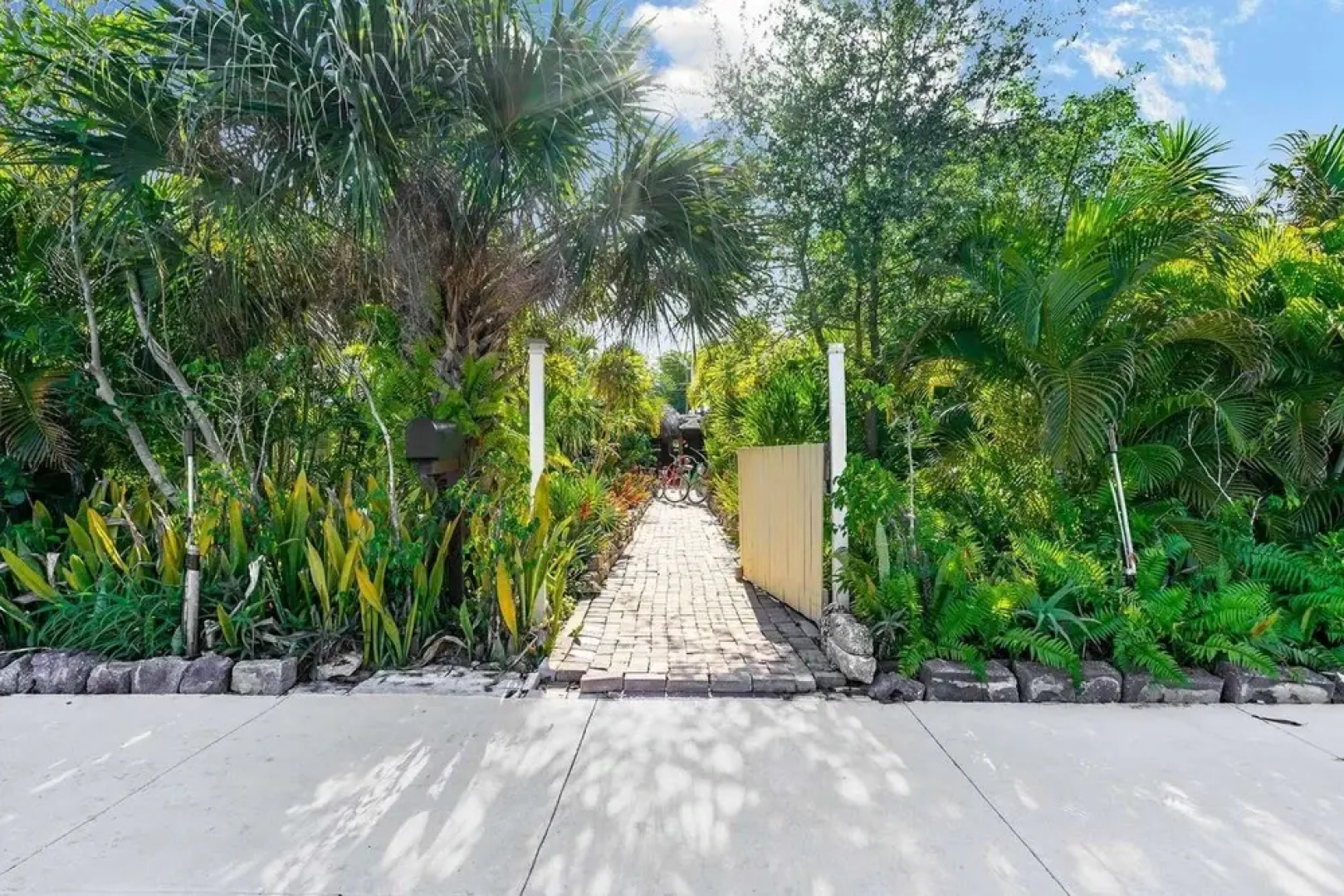 The Secret Garden - The Cottage Near Beach, Shops, Restaurants, Pet Friendly, Close to Lucerne Ave!