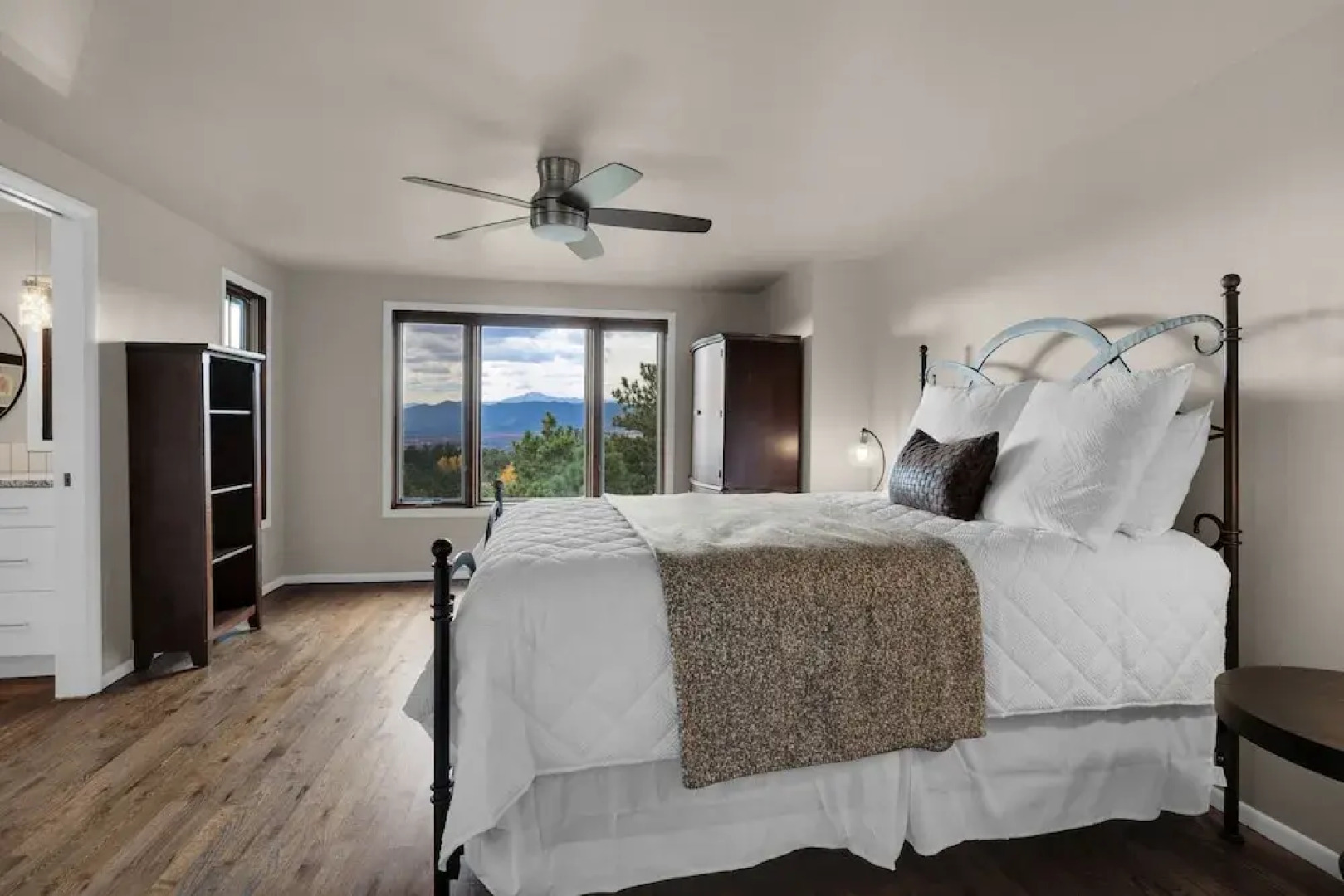 Expansive Monument Home: Hot Tub & Mountain Views!