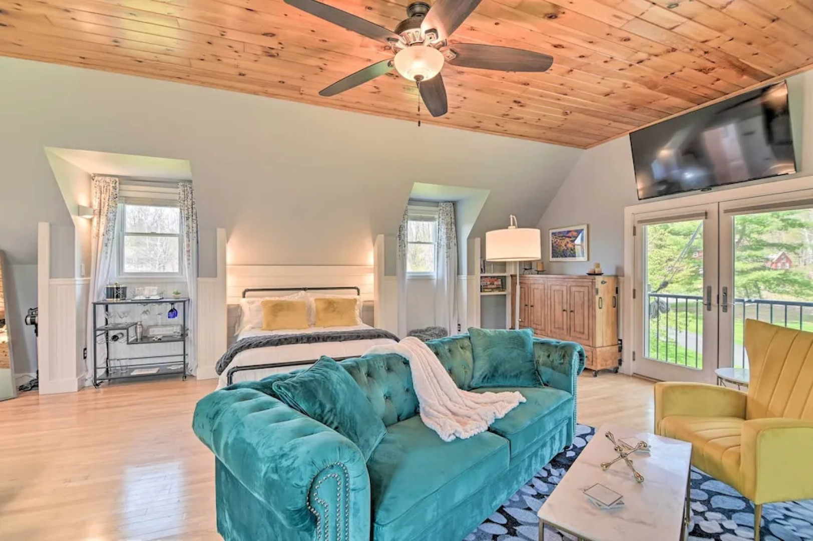 Stylish Studio w/ Fireplace ~ 3 Mi From Dtwn!