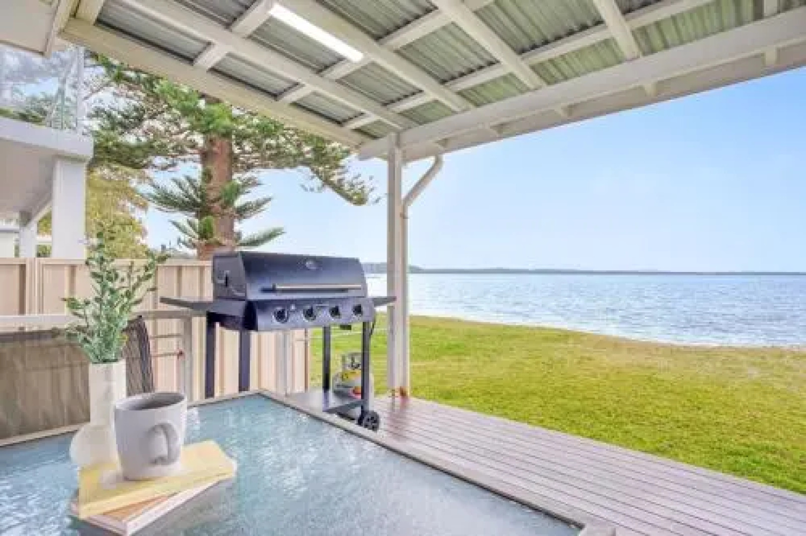 Beached Inn' 93 Foreshore Drive - Spacious Beach Front House