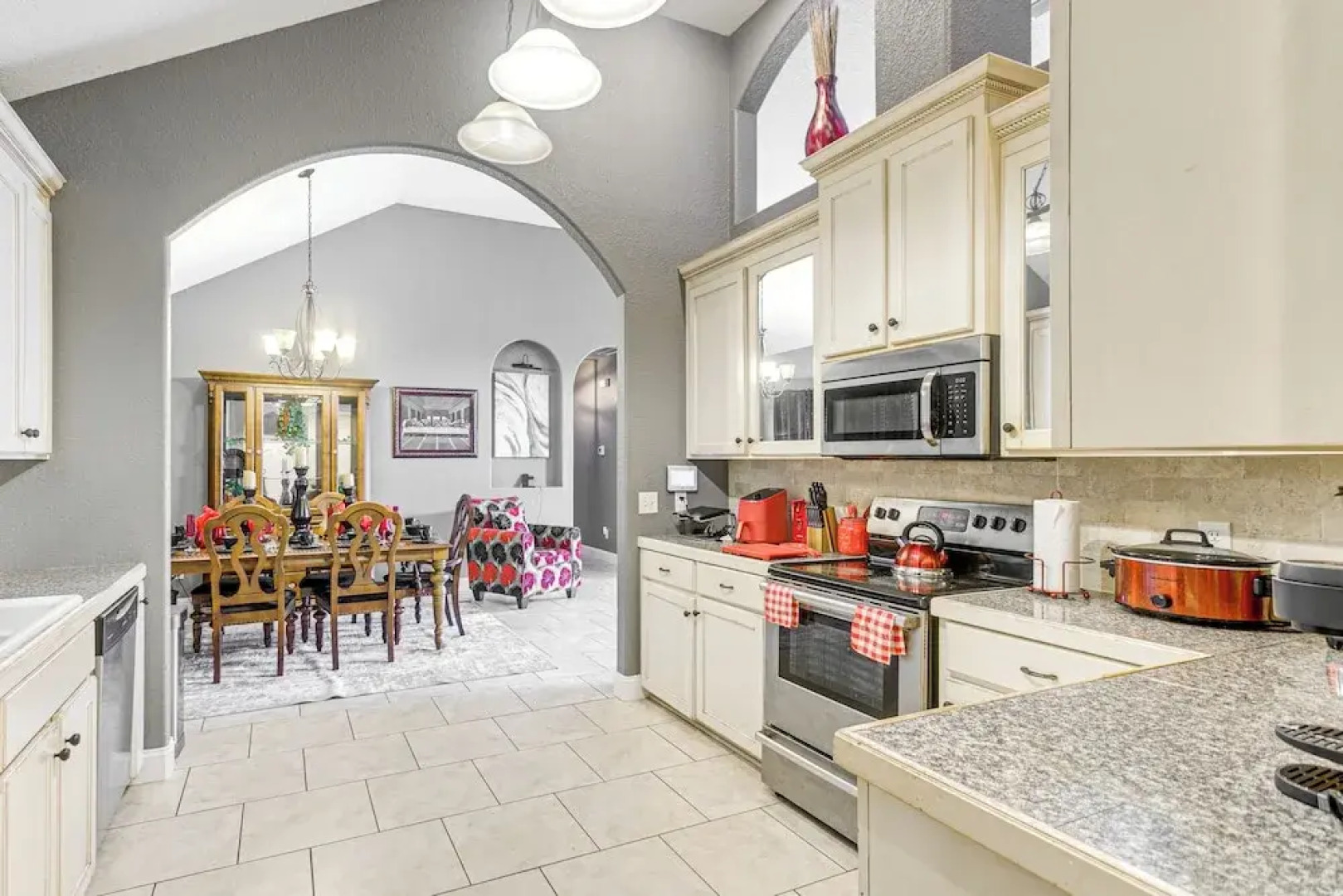 14 Mi to Jekyll Island: Luxe Brunswick Home