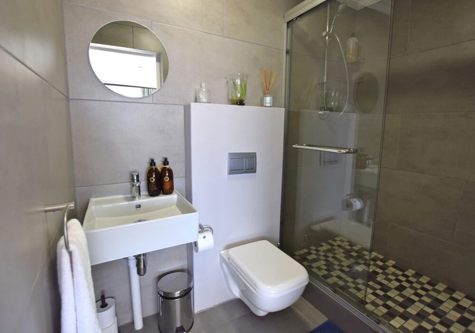 Dolphin House Apartments