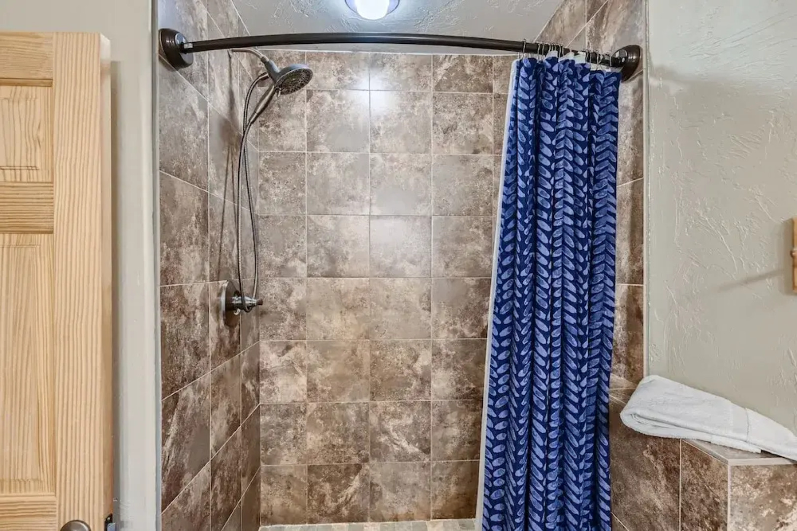 Twin Creek Lodge 7 Bedroom Home by RedAwning