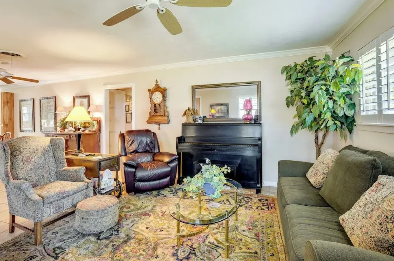 Lovely Bryan Home w/ Deck - 4 Mi to Kyle Field!