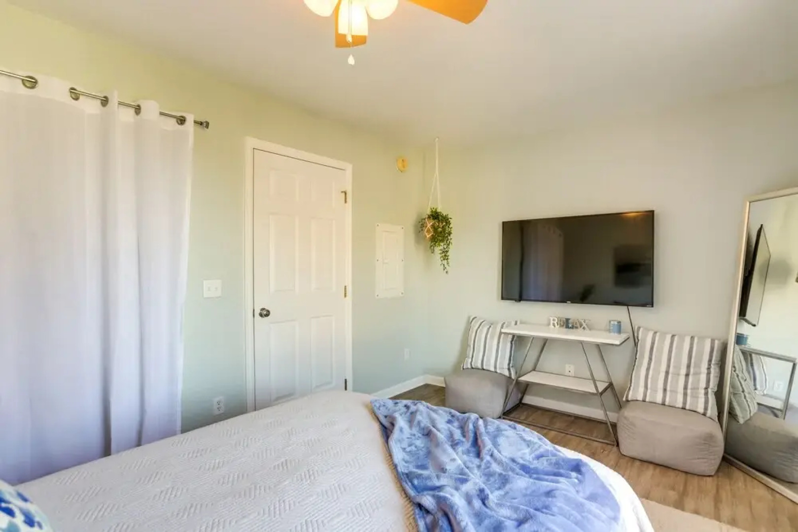 Charming Condo on Lake Erie w/ Community Pool