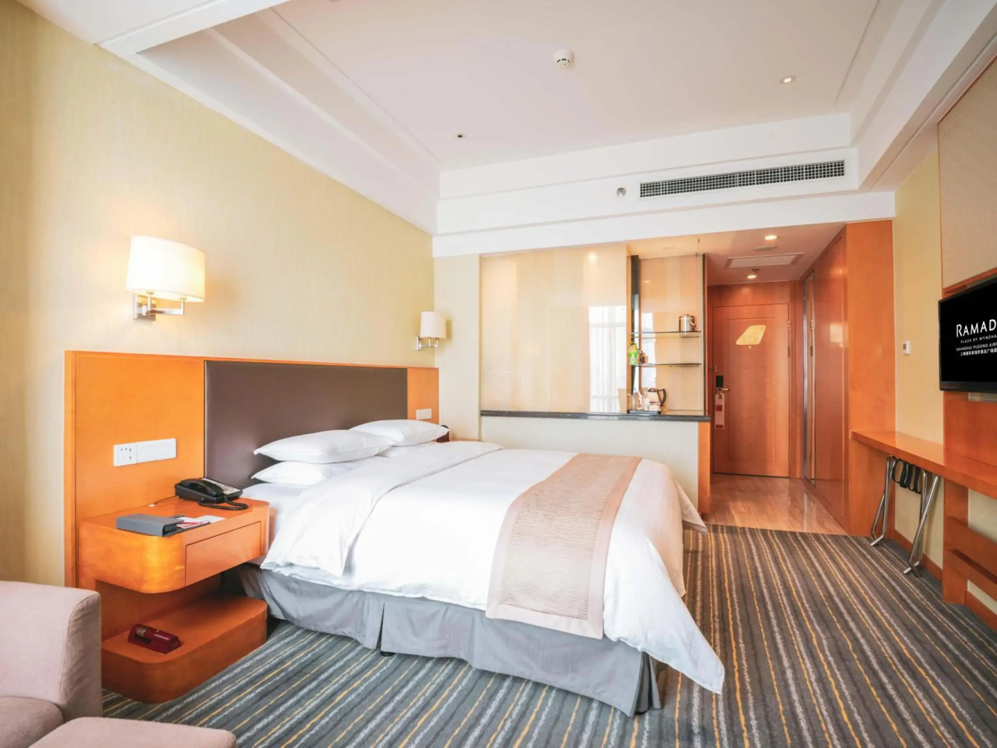 Отель Ramada Plaza by Wyndham Shanghai Pudong Airport
