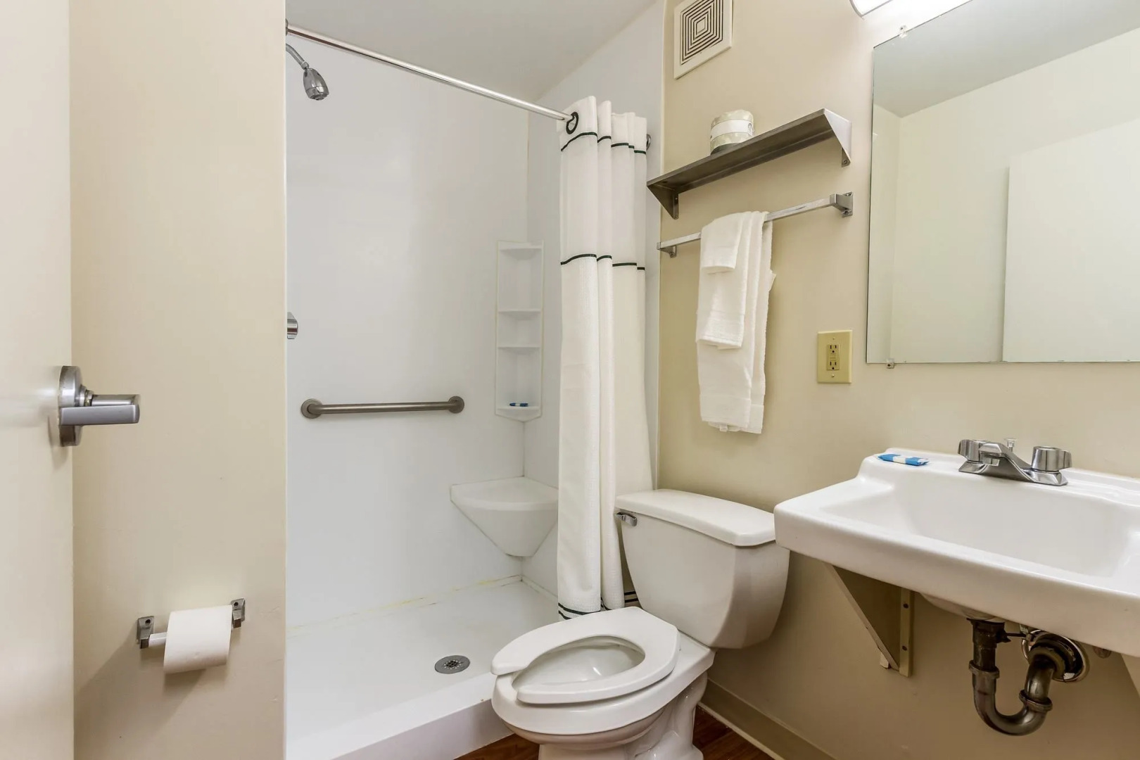 HomeTowne Studios by Red Roof Lake Charles - Sulphur