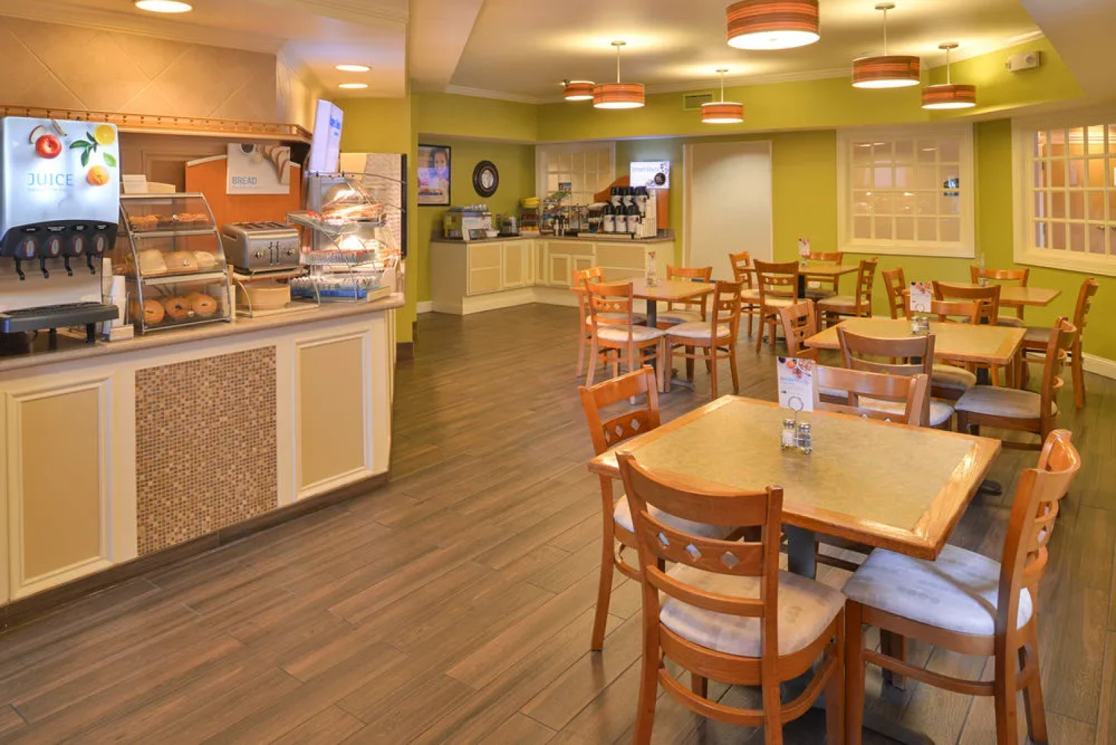 Holiday Inn Express Suites St. Joseph Lakefront