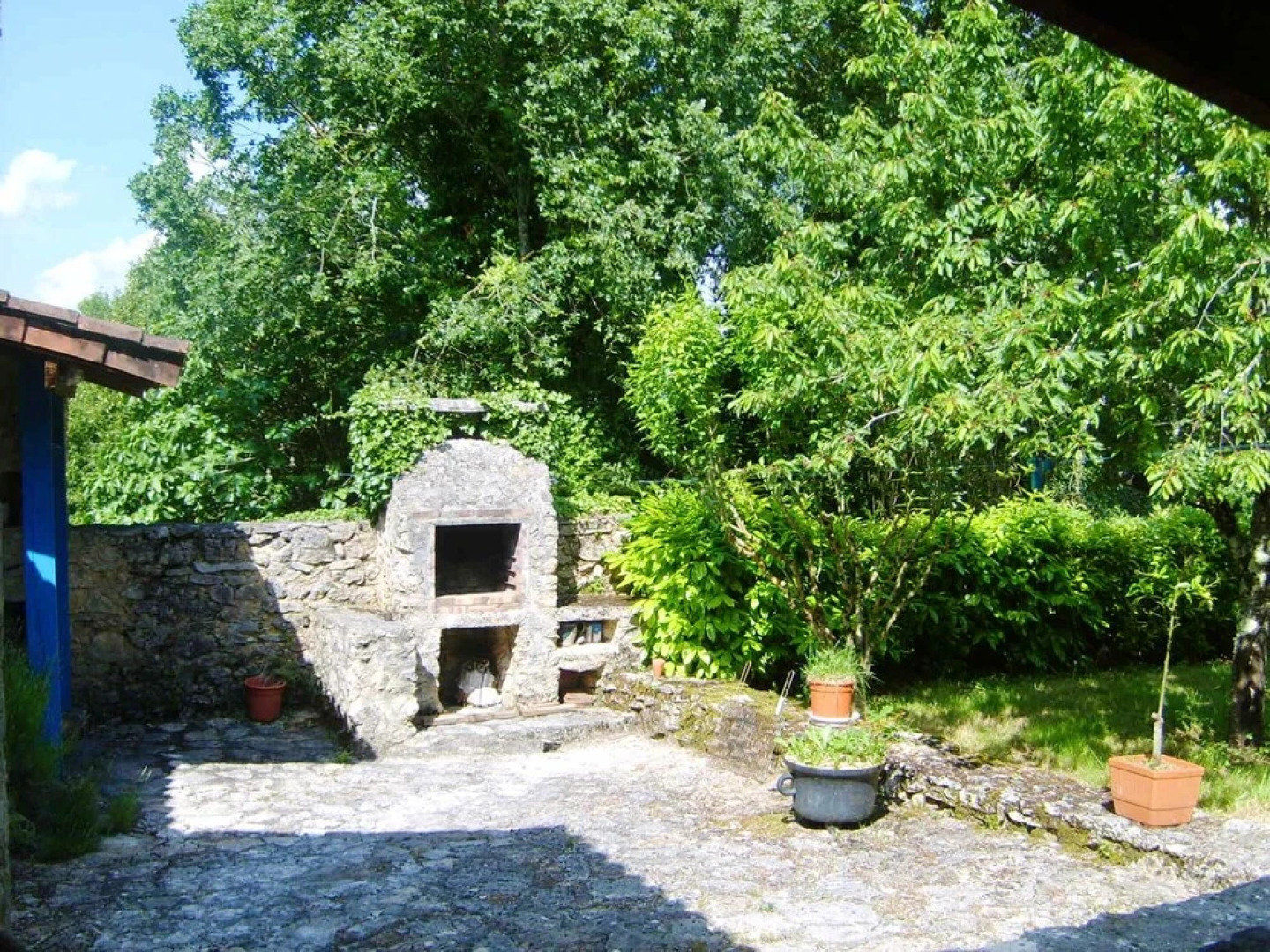 House With 2 Bedrooms in Brouchaud, With Enclosed Garden and Wifi