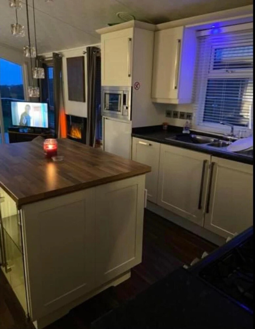 Charming 2-bed Lodge in Pwllheli, North Wales