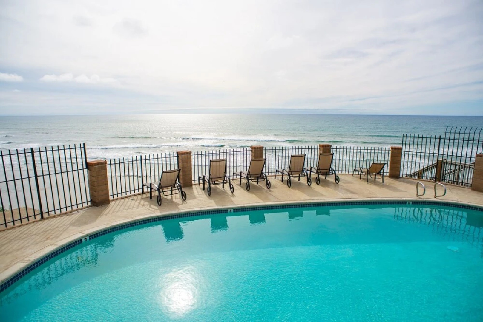 Oceanfront 1 bedroom, Pool, Spa, Beach Access by RedAwning
