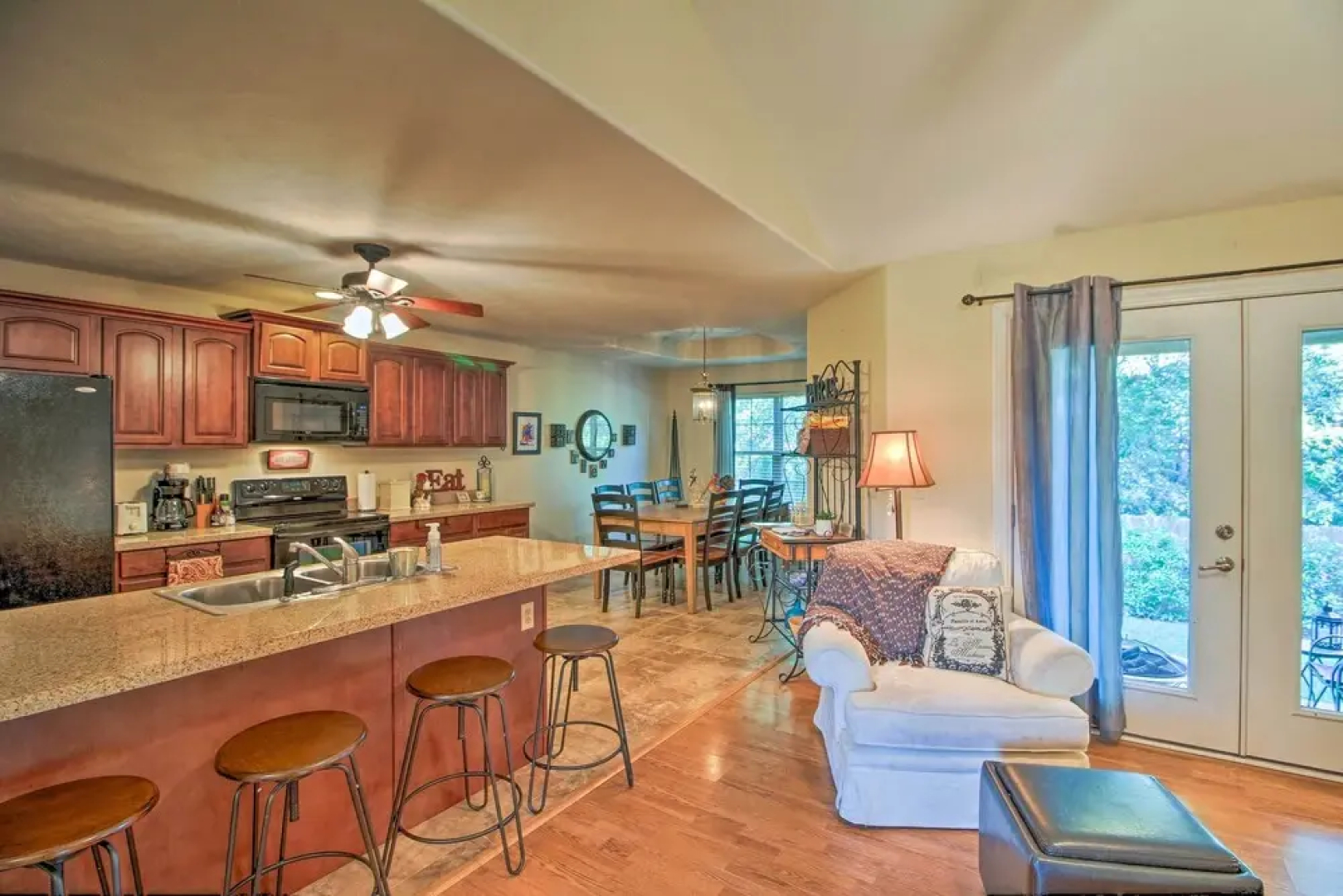 Pet-friendly Home w/ Yard: 9 Mi to Table Rock Lake