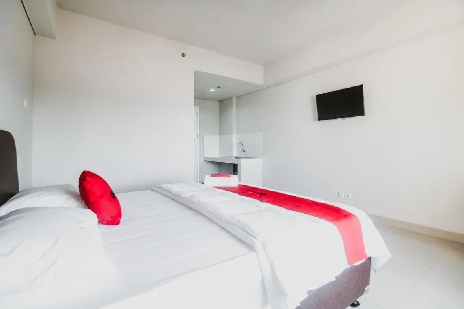 RedDoorz Apartment near Summarecon Mall Serpong
