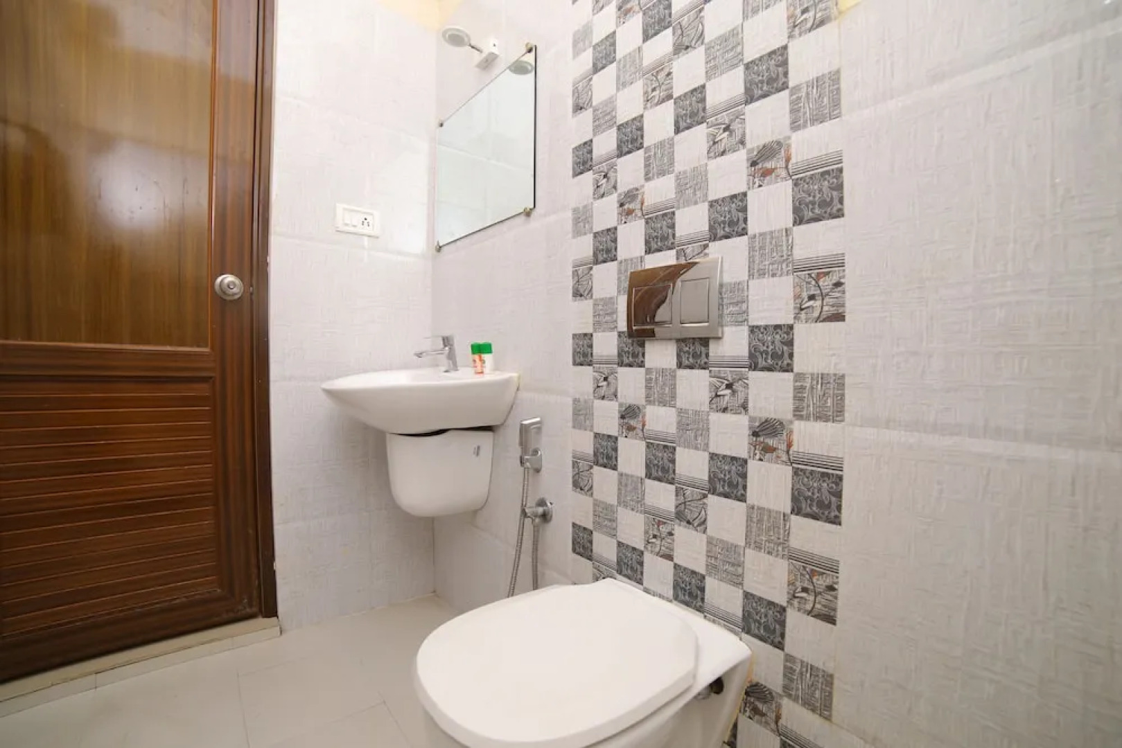 OYO 2300 Hotel The Platinum Inn