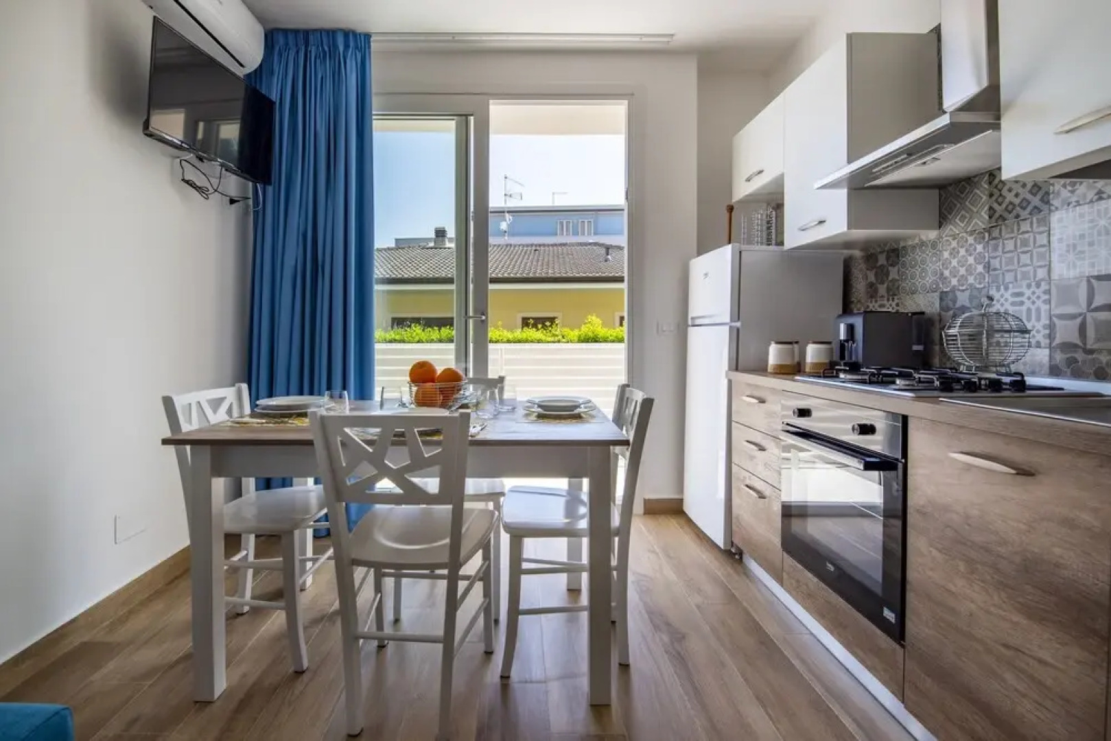 Smeraldo Apartment On Sea Shore